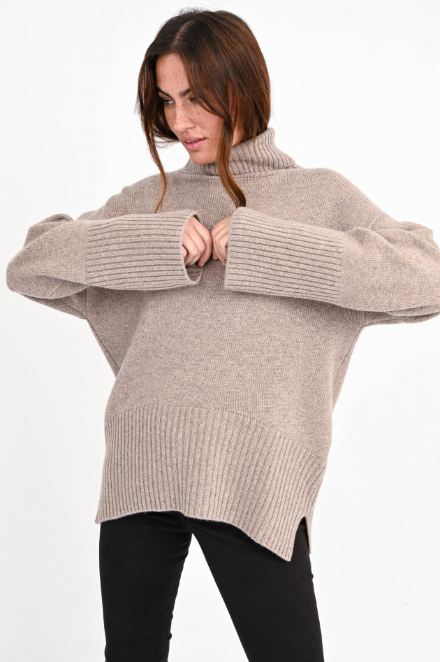 White T Oversized Rollkragenpullover aus Cashmere in Sand
