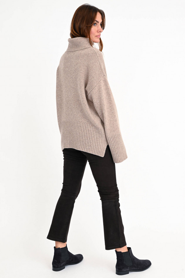White T Oversized Rollkragenpullover aus Cashmere in Sand