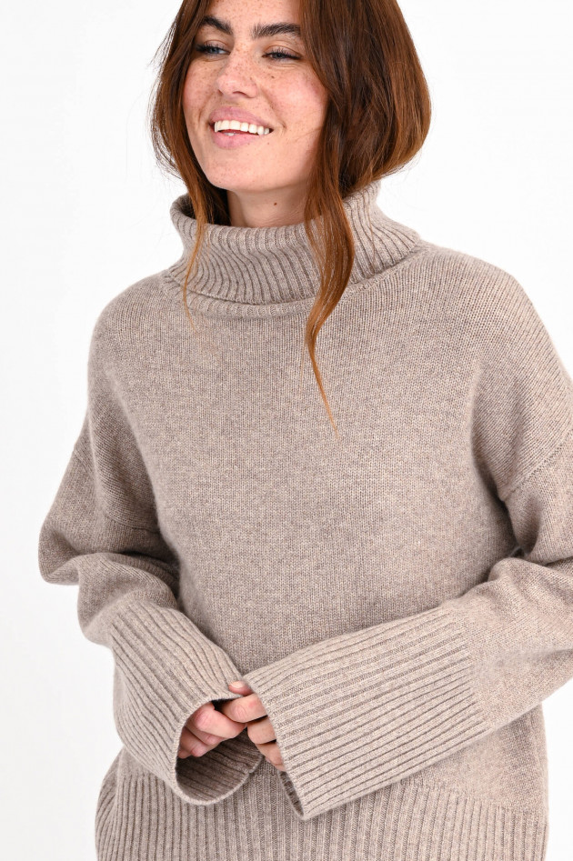 White T Oversized Rollkragenpullover aus Cashmere in Sand
