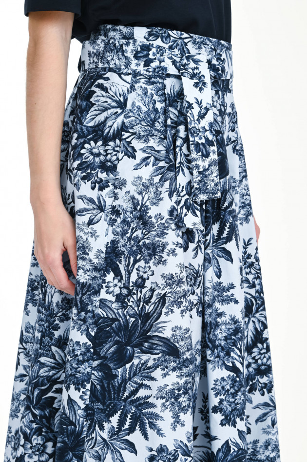 Windsor Faltenrock mit floralem Print in Weiß/Navy