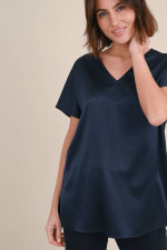 Seidenshirt mit V-Ausschnitt in Navy