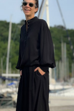 Fließende Bluse mit Stehkragen in Schwarz