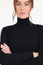 Gerippter Rollkragenpullover in Schwarz