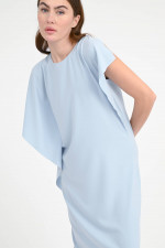 Fließendes Kleid in Eisblau