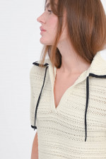 Lochstickerei-Polo in Cashew/Schwarz