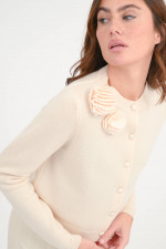 Strickweste mit Blumendetails in Vanille