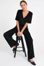 Jumpsuit aus weichem Material in Schwarz glänzend
