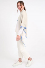 Poncho mit Kontrastfarbe in Marzipan/Blau