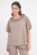 Bluse ORIANA mit dekorativen Details in Taubengrau