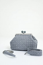 Geflochtene Clutch PANCIA in Graublau