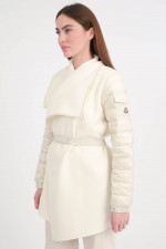 Kurzer Hybridmantel/Cape mit Daunenärmeln in Creme