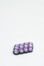 Brosche mit Glitzersteinen in Flieder
