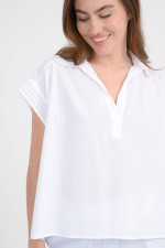 Kurzarm-Bluse mit Perlen-Details in Weiß