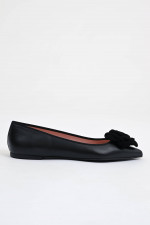 Ballerina mit Blumendetails in Schwarz