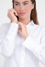 Taillierte Bluse mit Perlen-Detail in Weiß