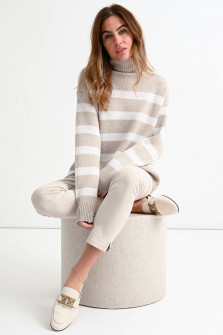 Gestreifter Pullover mit Turtleneck in Sand/Weiß