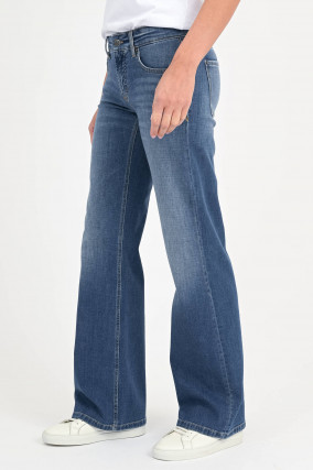 Jeans mit ausgestelltem Bein in Mittelblau