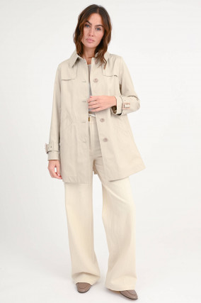 Kurzer Trenchcoat in Sand