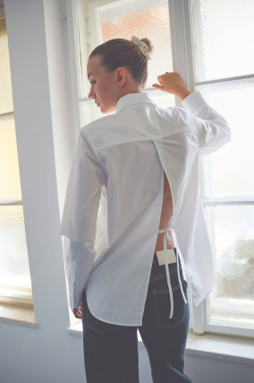 Langarm-Bluse mit offenem Rücken in Weiß