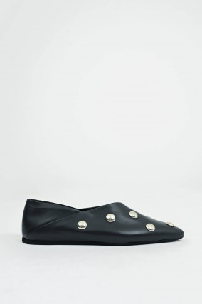 Leder-Ballerina mit Nieten in Schwarz