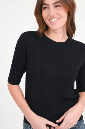 Strickshirt mit abgesetzten Streifen in Schwarz