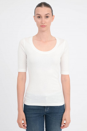 Basic Shirt mit tiefen Rundhalsauschnitt in Ivory