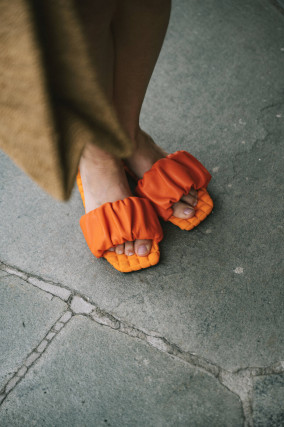 Flache Sandale in Orange