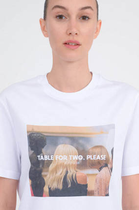 T-Shirt TABLE FOR TWO-Schriftzug in Weiß