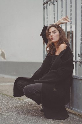 Midi-Wollmantel in Tiefschwarz