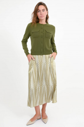Strickjacke mit aufgesetzten Taschen in Moosgrün