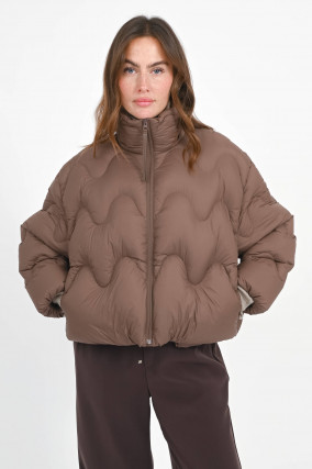 Daunenjacke mit Wellen-Stepp-Optik in Brown