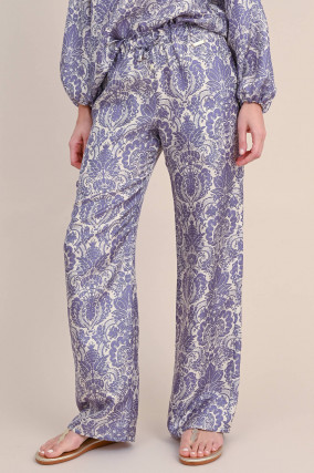 Seidenhose mit Allover-Print in Lavendel / Natur