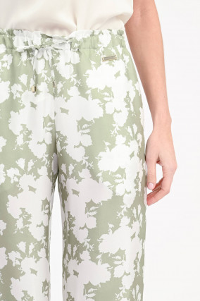 Seidenhose mit Blumenmuster in Eucalyptus