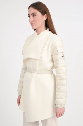 Kurzer Hybridmantel/Cape mit Daunenärmeln in Creme
