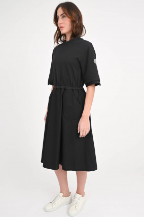 Kleid mit elastischer Taille in Schwarz