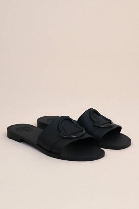 Slipper mit Ton-in-Ton-Logo in Schwarz