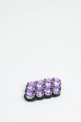 Brosche mit Glitzersteinen in Flieder