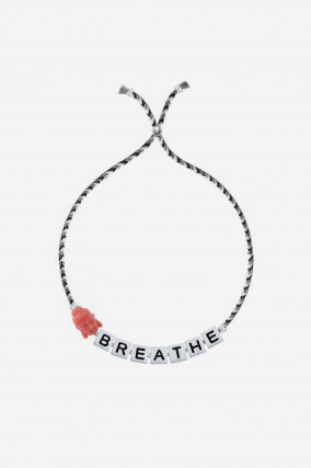 SQUARE LETTER & CHARM Armband BREATHE in Schwarz