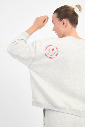 Sweatshirt mit OM-Detail in Hellgrau/Rot
