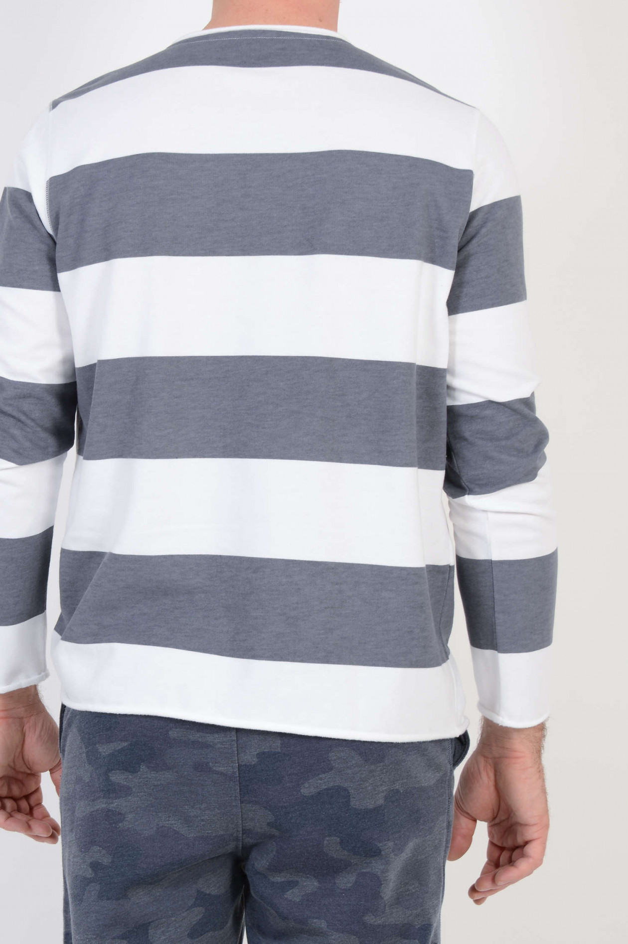 Juvia Sweatshirt mit Blockstreifen in GrauWeiß | GRUENER.AT Juvia Sweatshirt mit Blockstreifen in GrauWeiß | GRUENER.AT