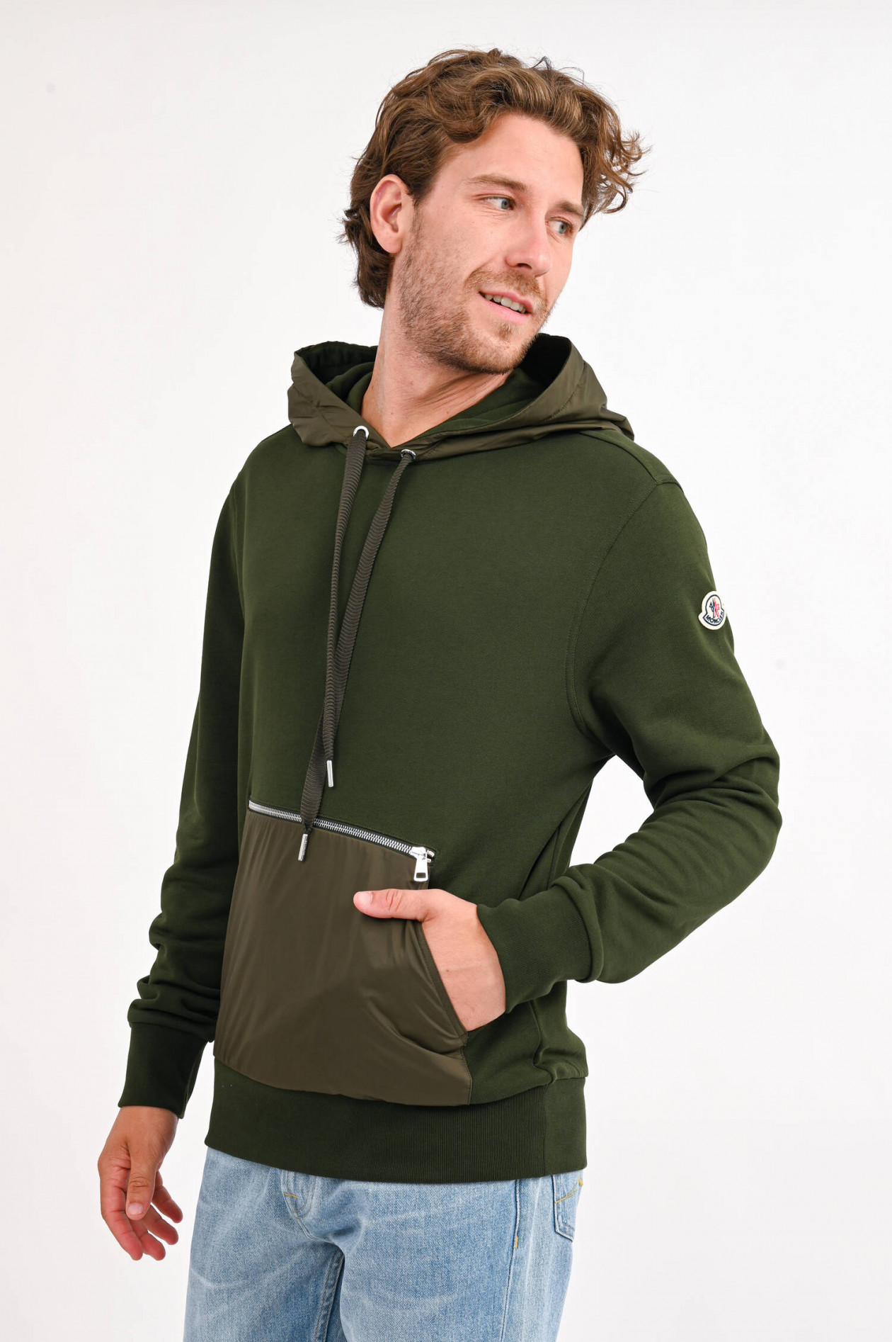 Moncler Hoodie mit Reißverschlusstasche in Oliv | GRUENER.AT