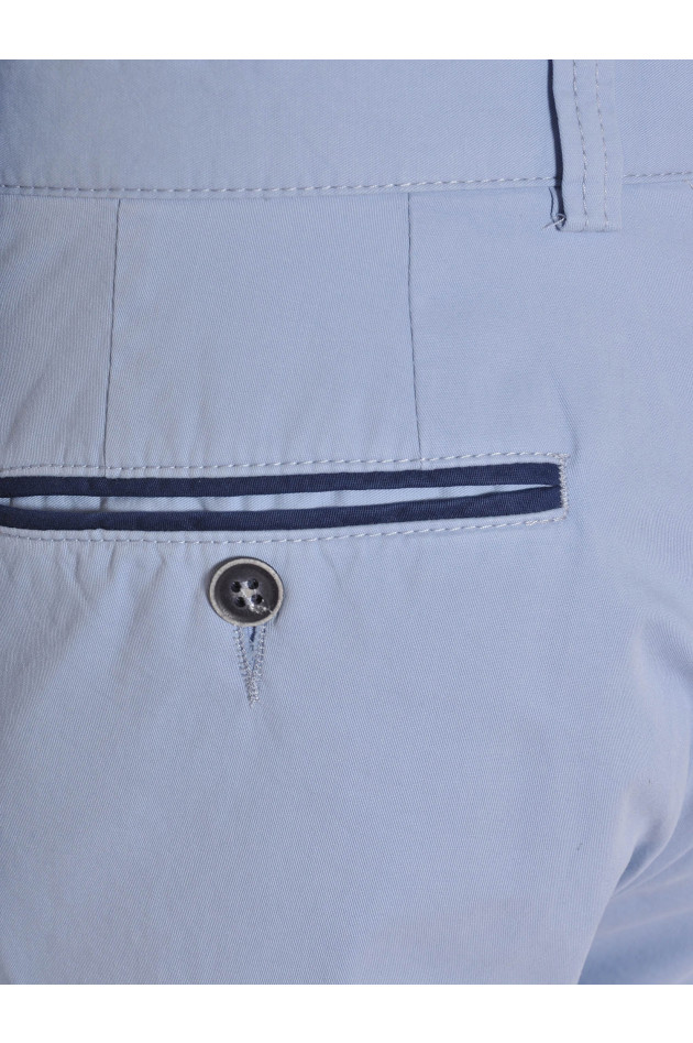Chino Hellblau Braun