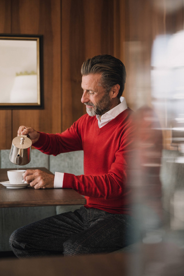 1868 Cashmere Pullover V-Neck in Rot