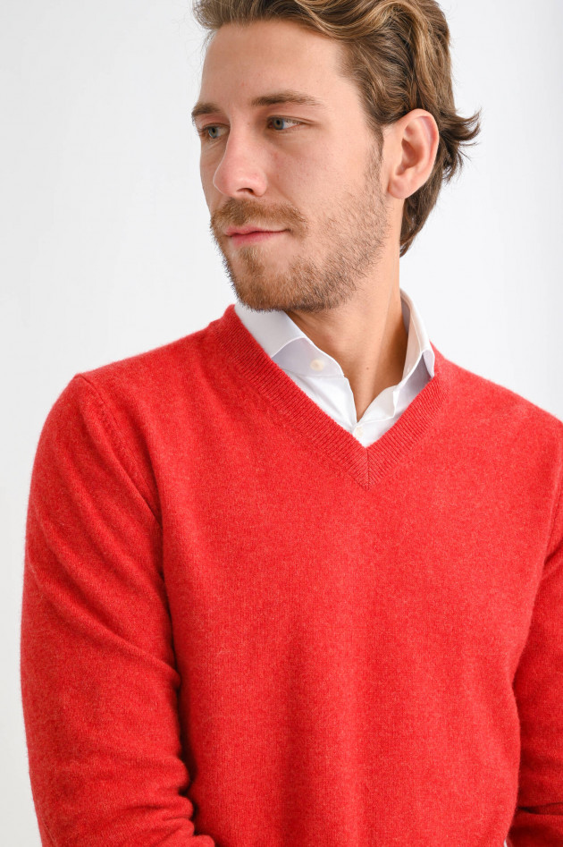 1868 Pullover mit V-Ausschnitt in Rot