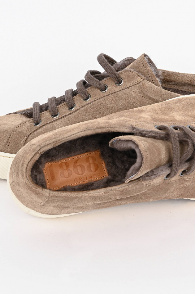 1868 Gefütterter Sneaker aus Veloursleder in Taupe