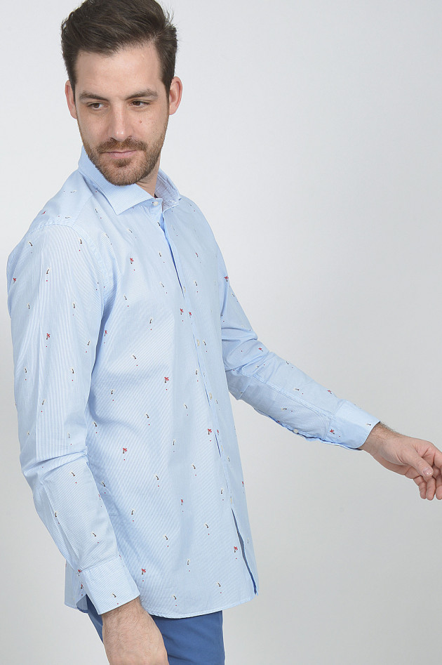 Caliban Hemd mit Palmenprint in Blau/Weiß gestreift