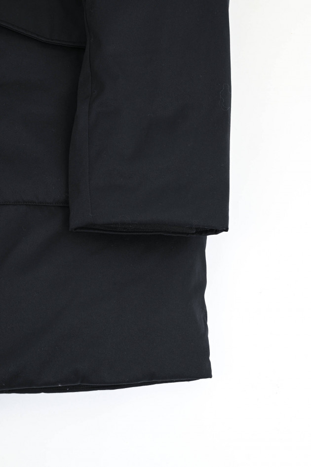 Closed Puffer Coat in Schwarz