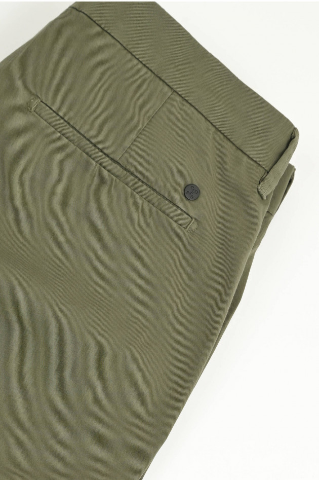 Closed Baumwollhose CLIFTON TRUE in Oliv
