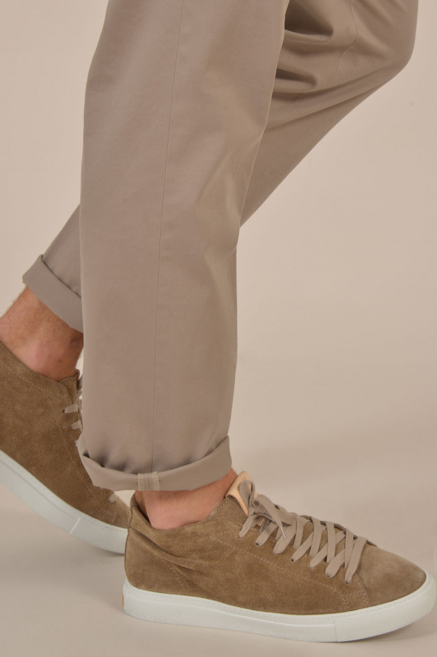 Closed Sneakers aus Veloursleder in Taupe