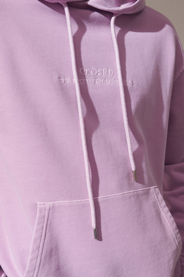 Closed Hoodie mit Schriftzug in Flieder